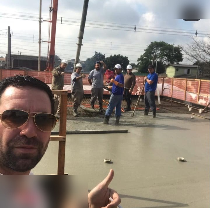 Equipe na laje